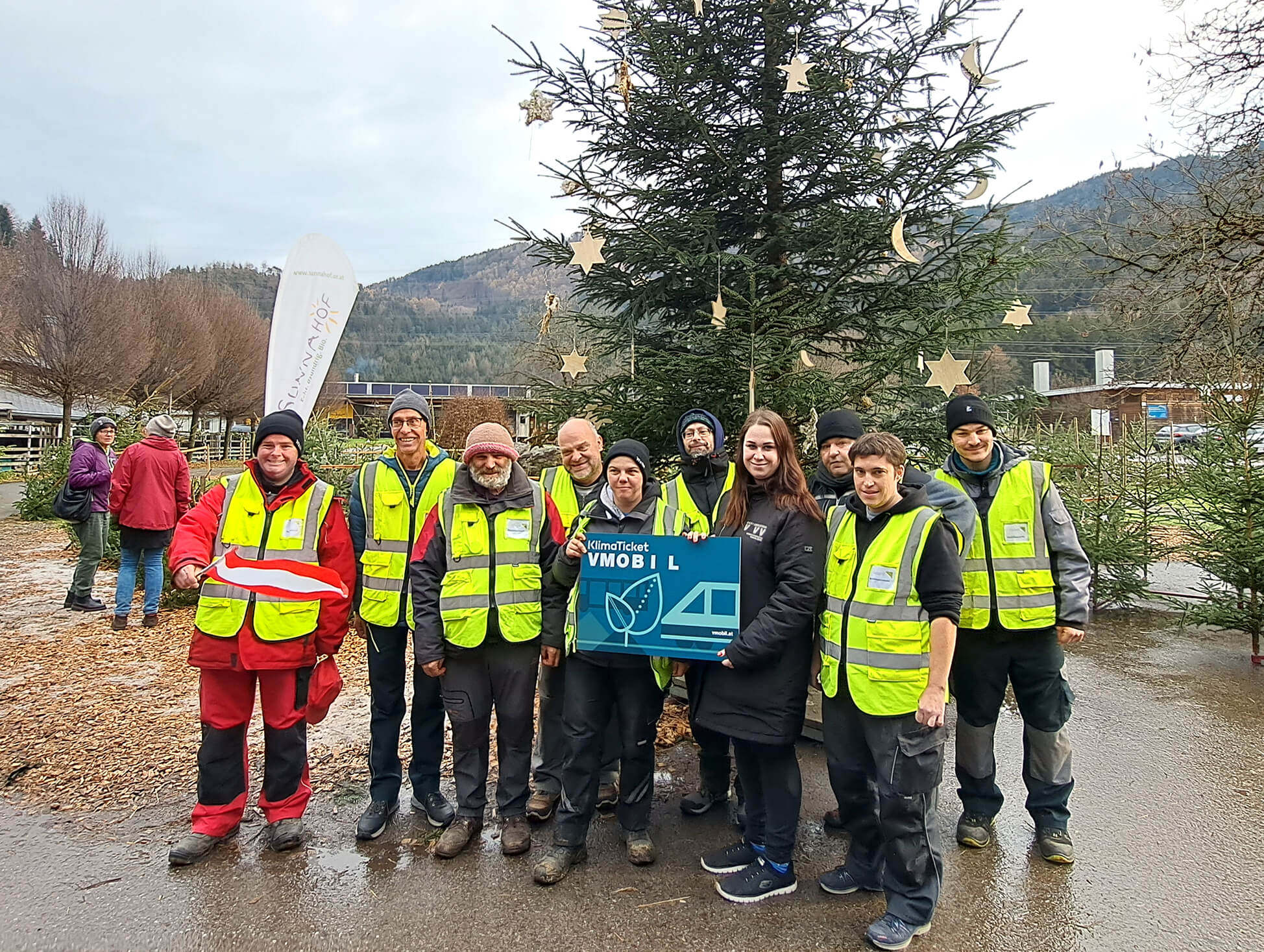 Weihnachtsaktion: Verkehrsverbund Vorarlberg spendet KlimaTickets VMOBIL an Sunnahof in Göfis