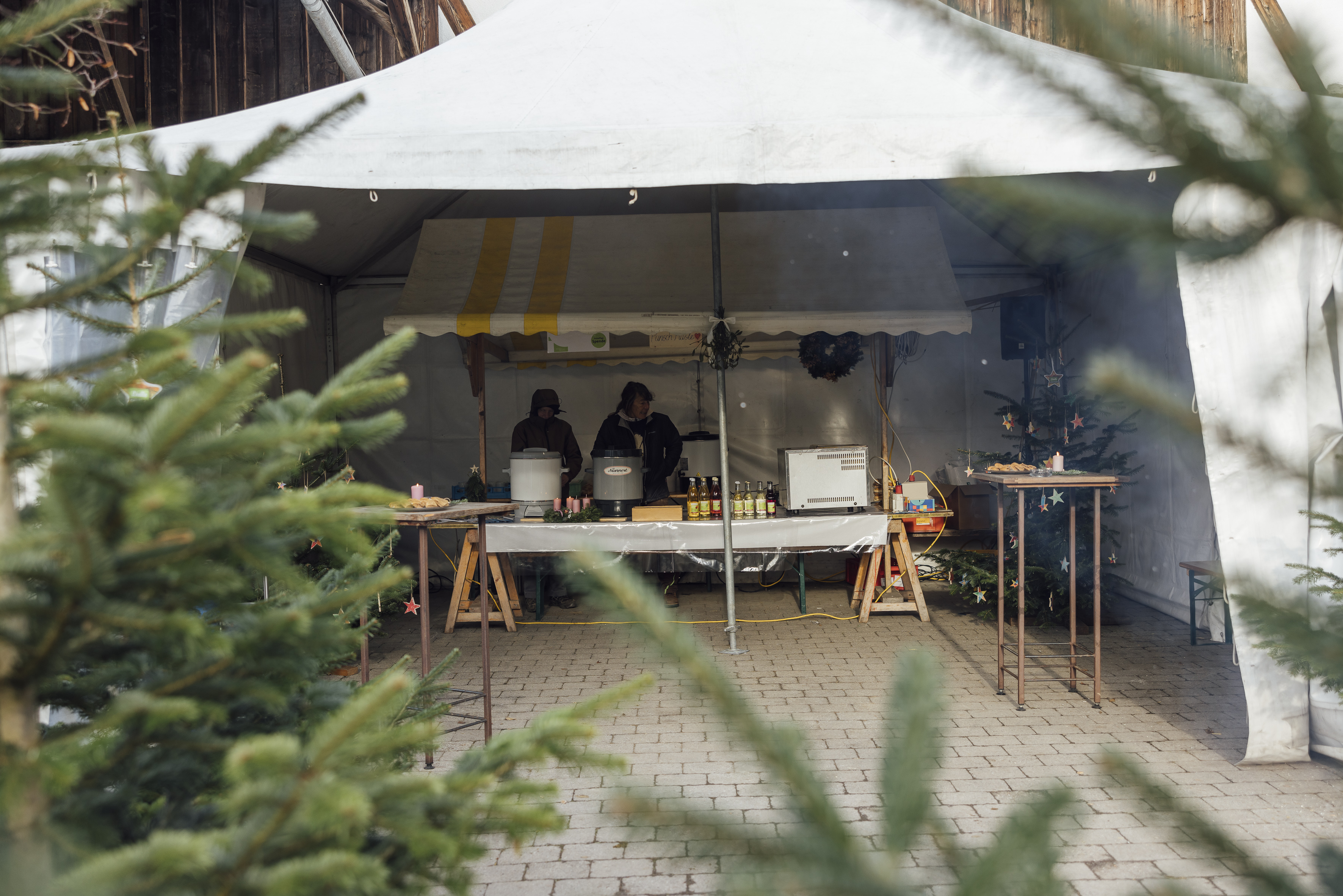 Wärmen Sie sich bei einem Punsch in unserem Zelt auf