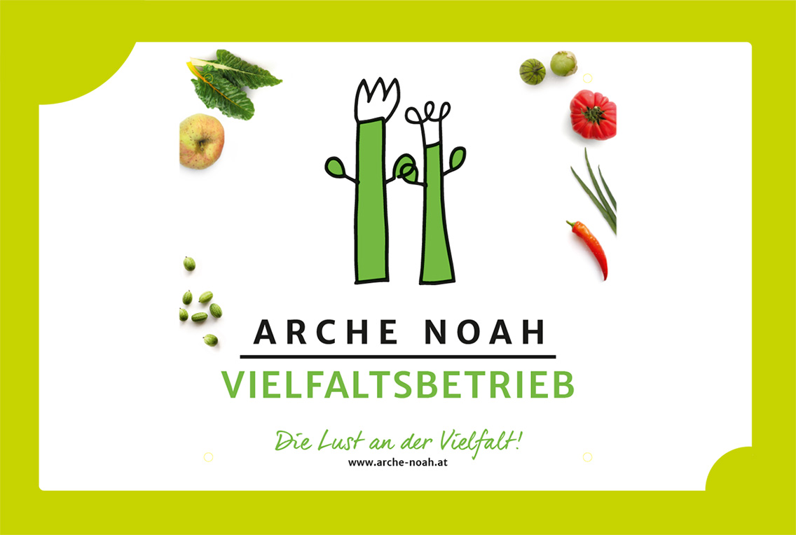 Das Bild zeigt das Logo von Arche Noah, einem Vielfaltsbetrieb. Es enthält die stilisierten Darstellungen von Pflanzen, begleitet von frischen Lebensmitteln wie Gemüse und Obst. Der Slogan „Die Lust an der Vielfalt!“ betont die Bedeutung der biologischen Vielfalt.