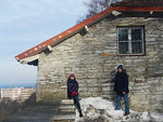 Eine Frau und ein Mann vor einem Haus in Estland.