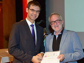 Landeshauptmann Markus Wallner gratuliert Obmann Kurt Fenkart.