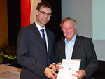 Landeshauptmann Markus Wallner gratuliert dem Sunnahof-Fachbeiratsvorsitzenden Arnold Feuerstein.